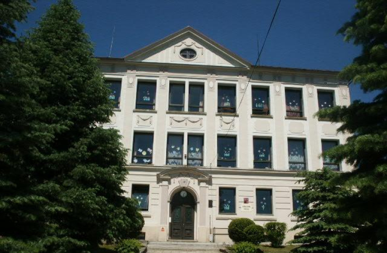 Budova školy v Žibřidicích 